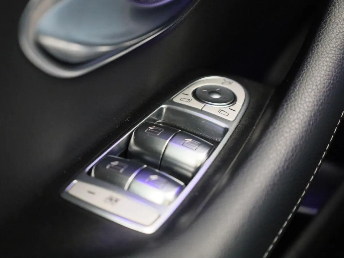 200 Business Solution Sport | Panoramadak | Apple Carplay / Android Auto | Sfeerverlichting | 360 Camera | Trekhaak | Parkeersensoren |