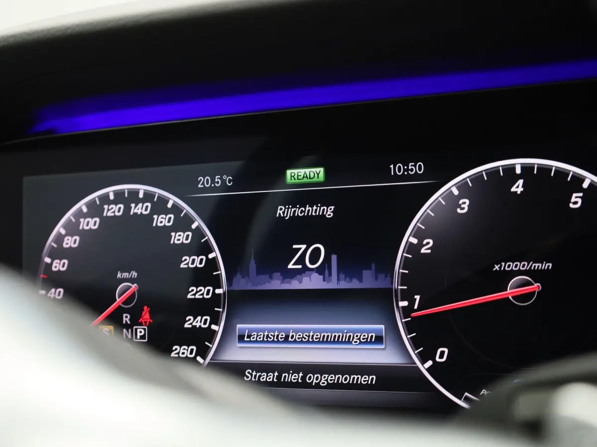 200 Business Solution Sport | Panoramadak | Apple Carplay / Android Auto | Sfeerverlichting | 360 Camera | Trekhaak | Parkeersensoren |