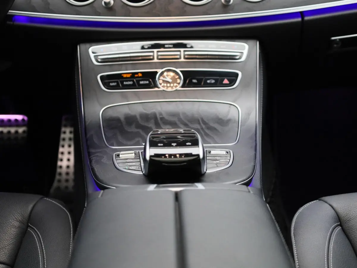 200 Business Solution Sport | Panoramadak | Apple Carplay / Android Auto | Sfeerverlichting | 360 Camera | Trekhaak | Parkeersensoren |
