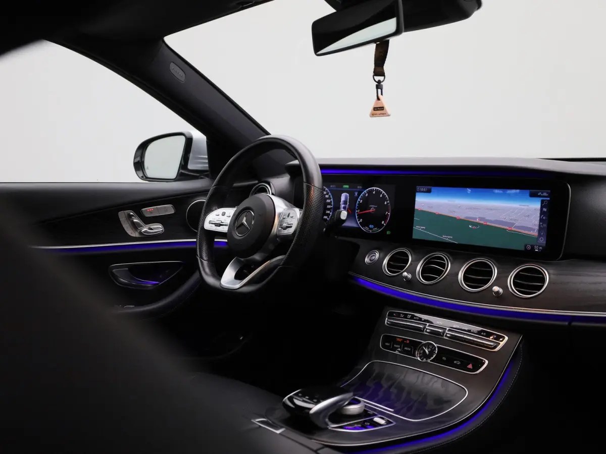 200 Business Solution Sport | Panoramadak | Apple Carplay / Android Auto | Sfeerverlichting | 360 Camera | Trekhaak | Parkeersensoren |