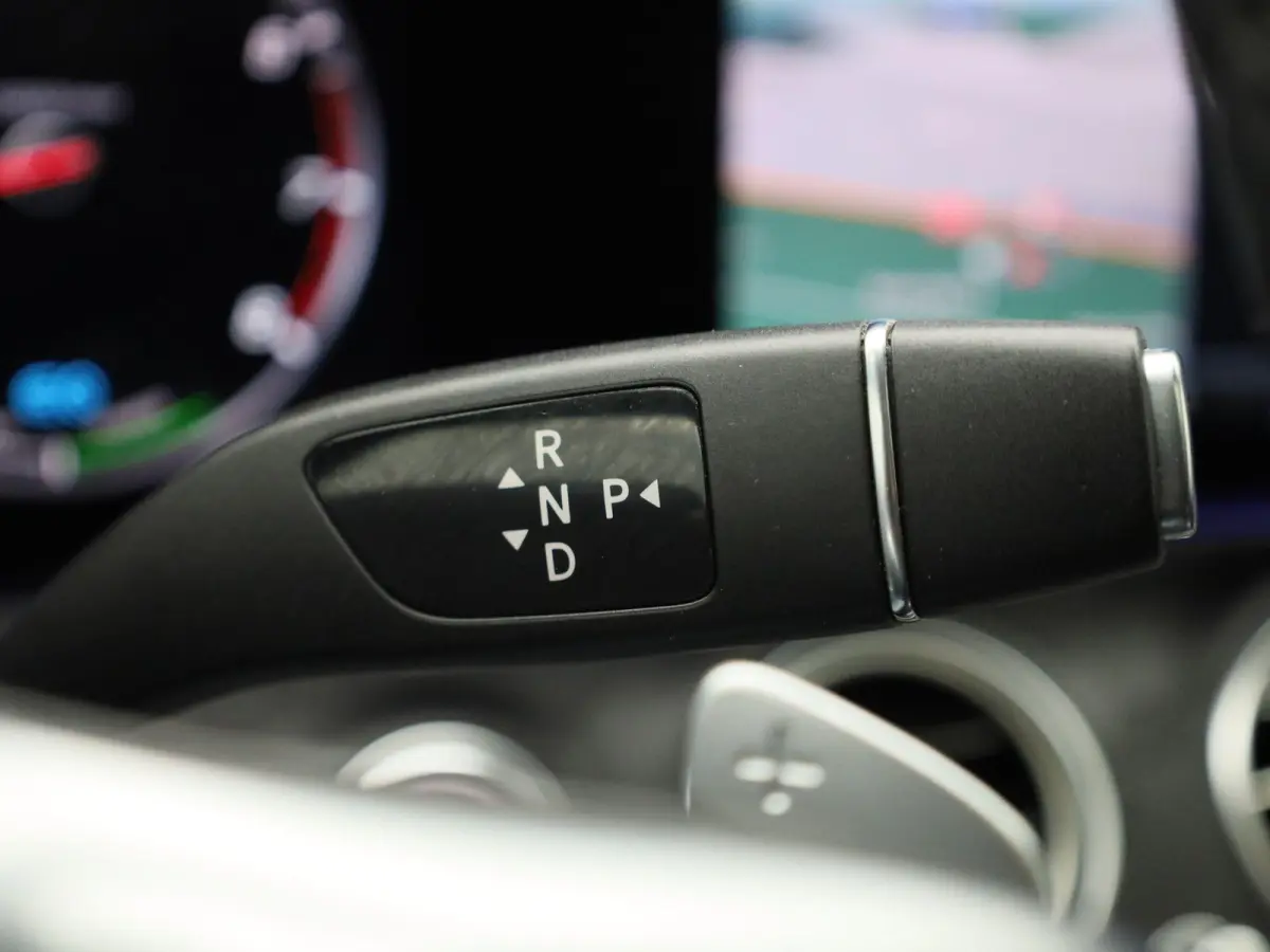 200 Business Solution Sport | Panoramadak | Apple Carplay / Android Auto | Sfeerverlichting | 360 Camera | Trekhaak | Parkeersensoren |