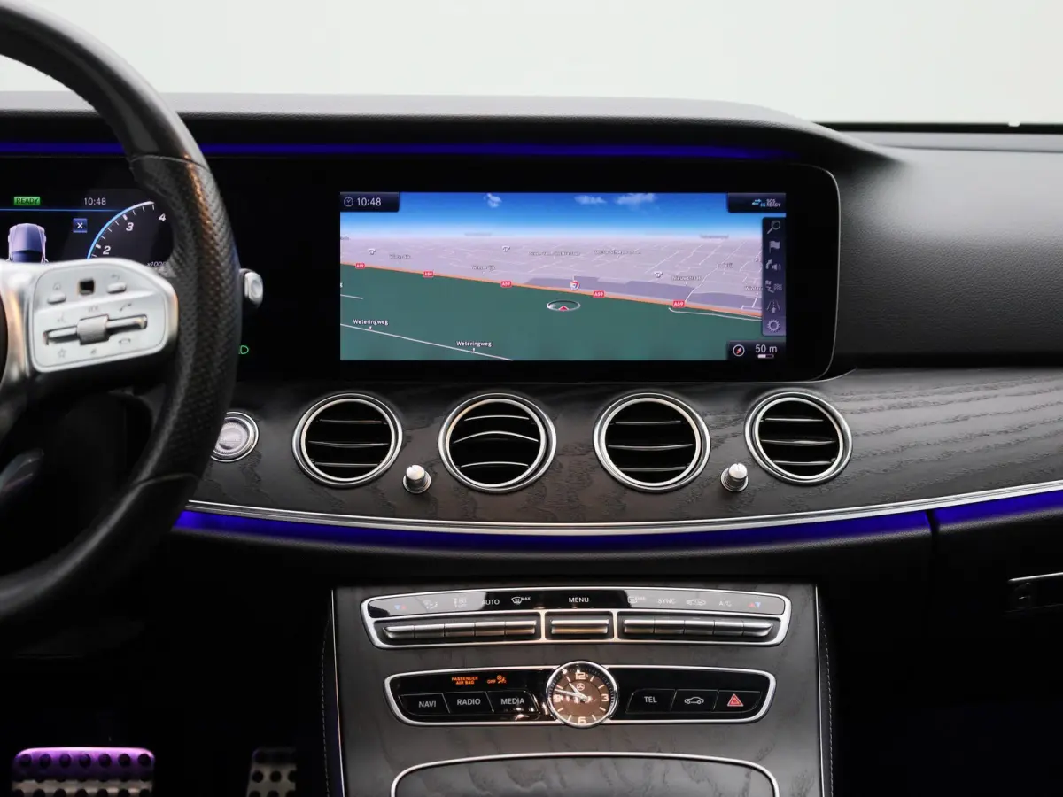 200 Business Solution Sport | Panoramadak | Apple Carplay / Android Auto | Sfeerverlichting | 360 Camera | Trekhaak | Parkeersensoren |