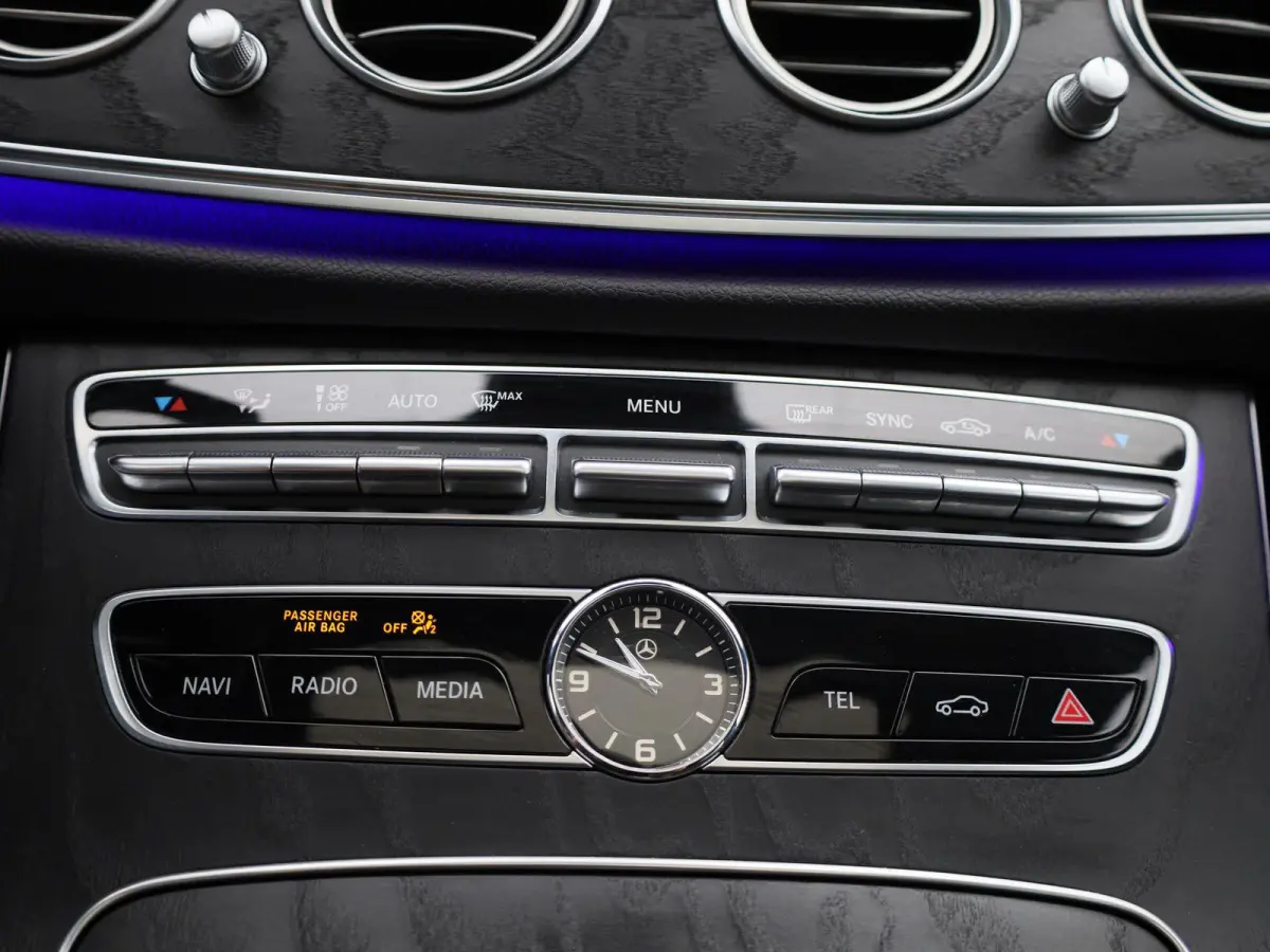 200 Business Solution Sport | Panoramadak | Apple Carplay / Android Auto | Sfeerverlichting | 360 Camera | Trekhaak | Parkeersensoren |