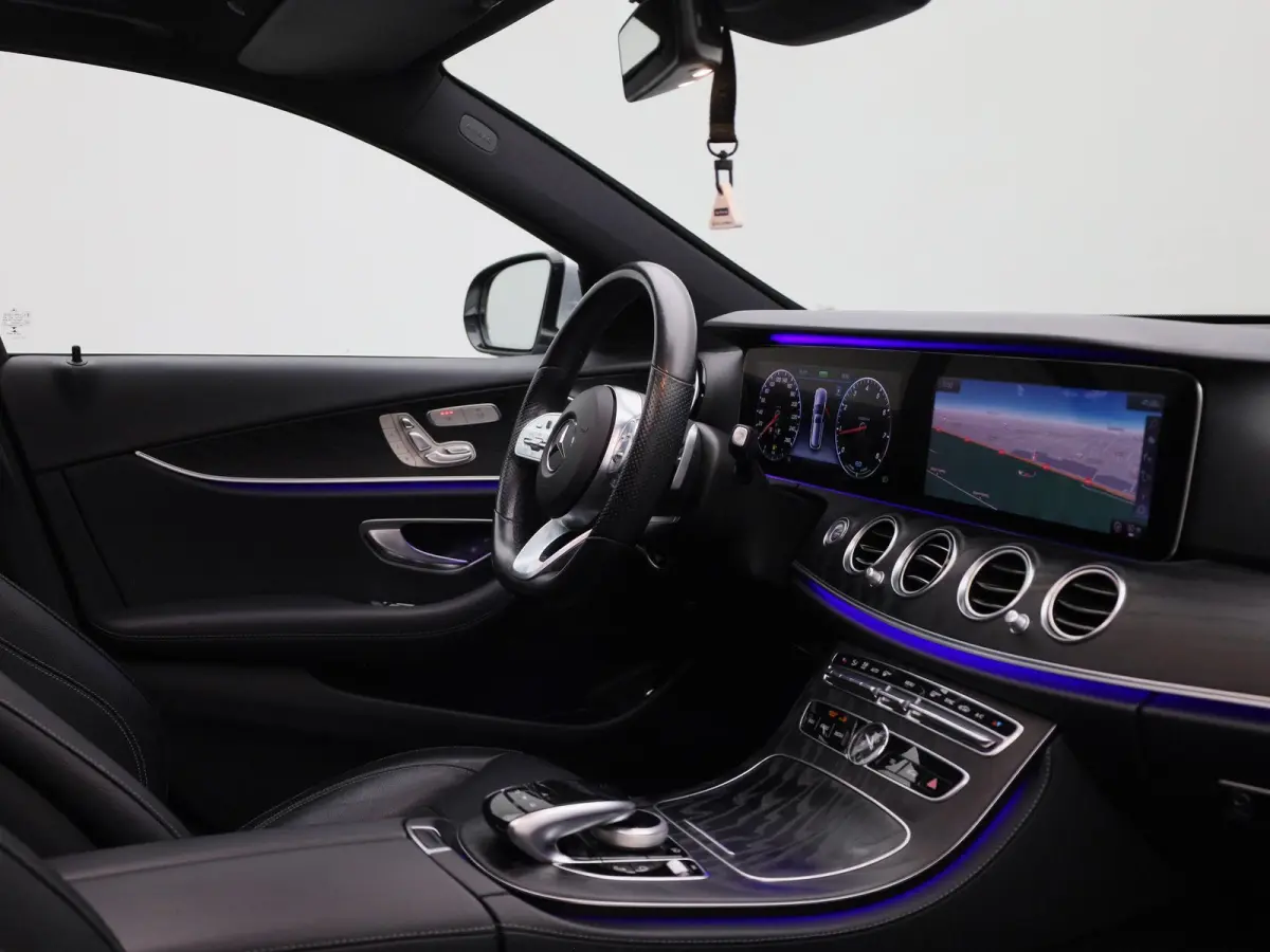 200 Business Solution Sport | Panoramadak | Apple Carplay / Android Auto | Sfeerverlichting | 360 Camera | Trekhaak | Parkeersensoren |