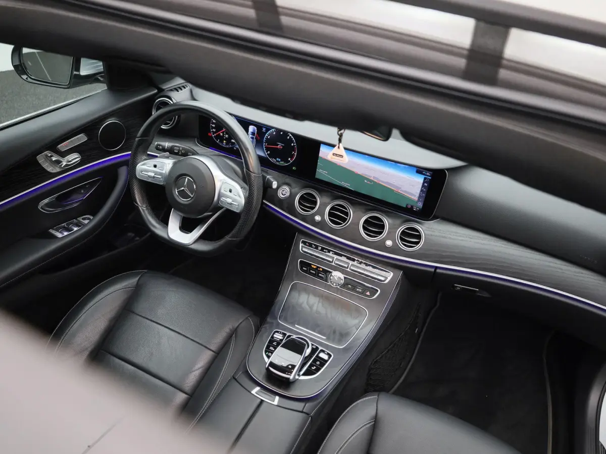 200 Business Solution Sport | Panoramadak | Apple Carplay / Android Auto | Sfeerverlichting | 360 Camera | Trekhaak | Parkeersensoren |