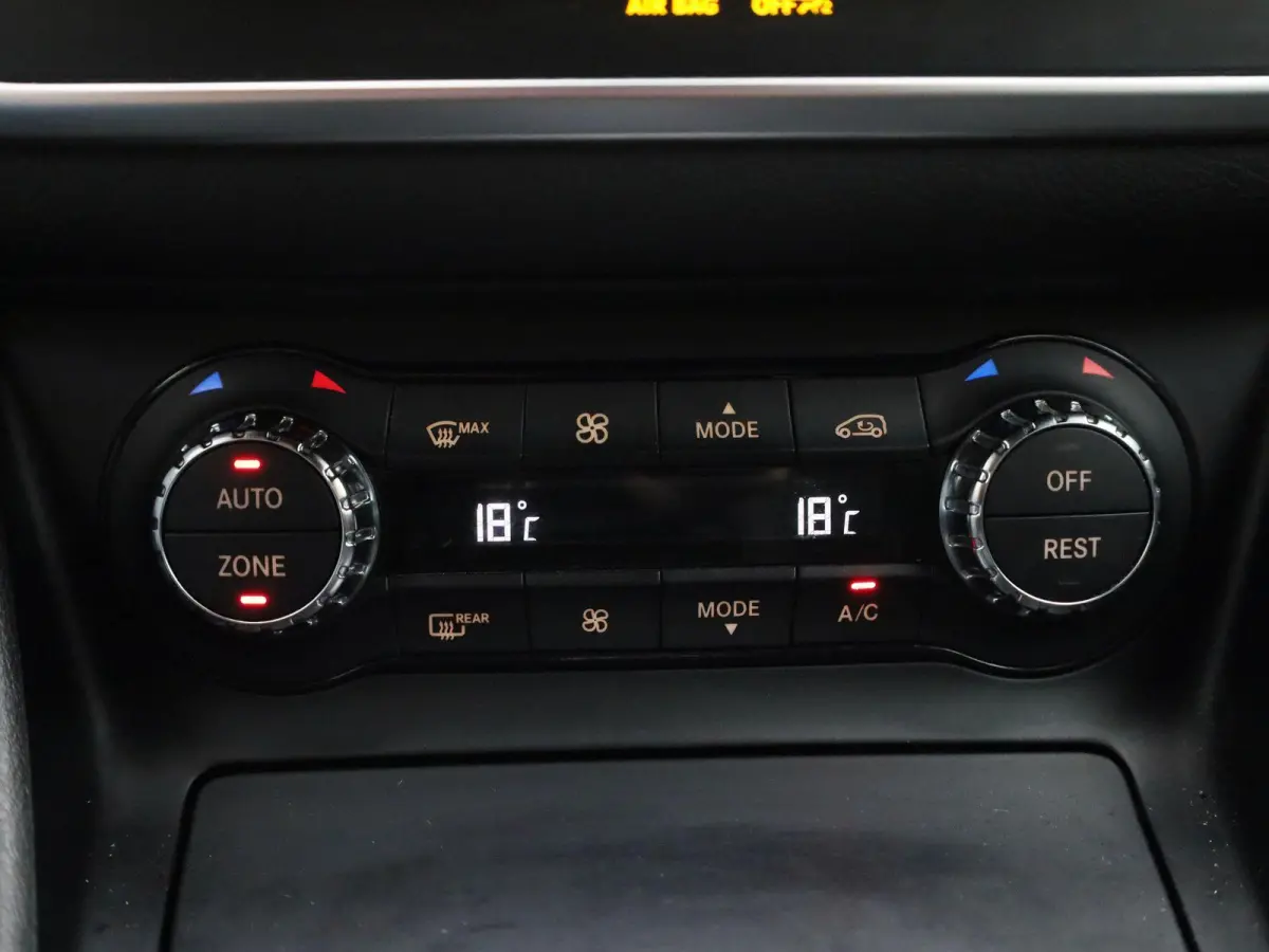 250 Prestige | AUTOMAAT | TREKHAAK | CAMERA | NAVIGATIE | MEMORY | ELEKTRISCHE STOEL & KOFFERKLEP | LED | CRUISE | CLIMA | HALF-LEDER | 12 MAANDEN BOVAG GARANTIE |