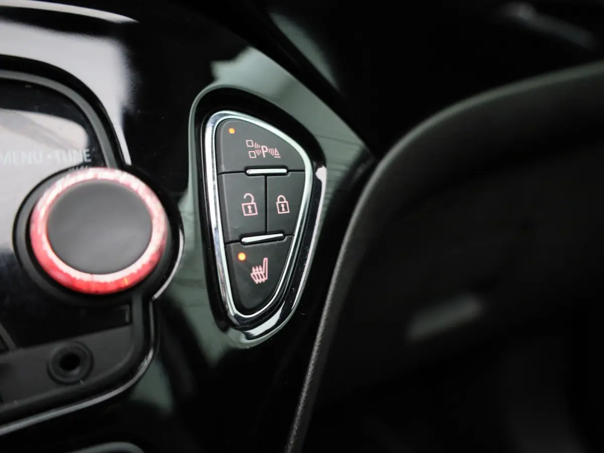 1.0 Turbo Rocks | Elektrisch Vouwdak | Stoelverwarming | Stuurverwarming | Parkeersensoren | Lederen Bekleding |