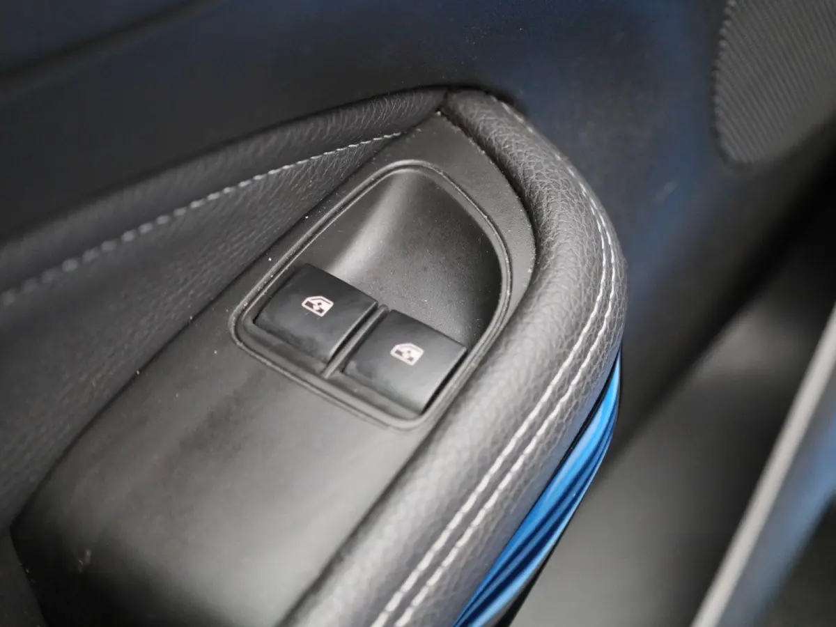 1.0 Turbo Rocks | Elektrisch Vouwdak | Stoelverwarming | Stuurverwarming | Parkeersensoren | Lederen Bekleding |