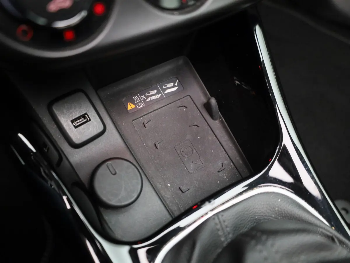 1.0 Turbo Rocks | Elektrisch Vouwdak | Stoelverwarming | Stuurverwarming | Parkeersensoren | Lederen Bekleding |