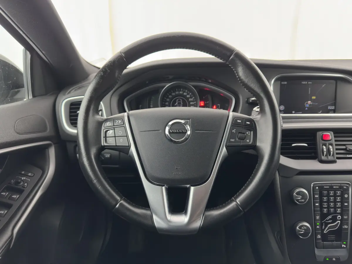 2.0 D2 Momentum *NAVI-FULLMAP | COMFORT-SEATS | ECC | PDC | CRUISE | 16''ALU*