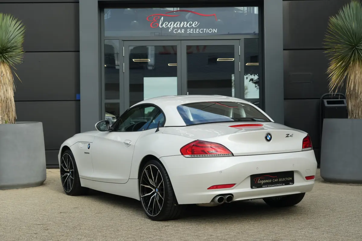 | 245 PK | Nieuwe Motor | Bi-xenon | 19" velgen | Leder | PDC | NAV | Stoelverwarming | BMW Z4 Roadster sDrive28i Executive met 245 PK en een 2.0-liter viercilinder benzinemotor, voorzien va