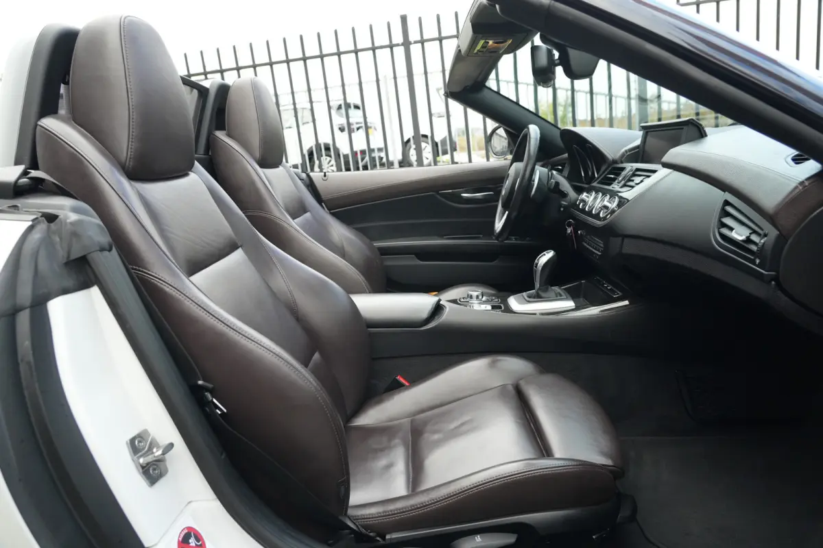 | 245 PK | Nieuwe Motor | Bi-xenon | 19" velgen | Leder | PDC | NAV | Stoelverwarming | BMW Z4 Roadster sDrive28i Executive met 245 PK en een 2.0-liter viercilinder benzinemotor, voorzien va