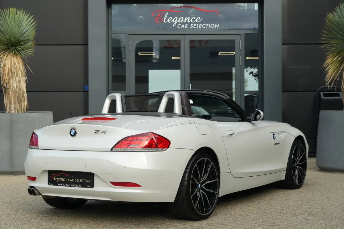 | 245 PK | Nieuwe Motor | Bi-xenon | 19" velgen | Leder | PDC | NAV | Stoelverwarming | BMW Z4 Roadster sDrive28i Executive met 245 PK en een 2.0-liter viercilinder benzinemotor, voorzien va
