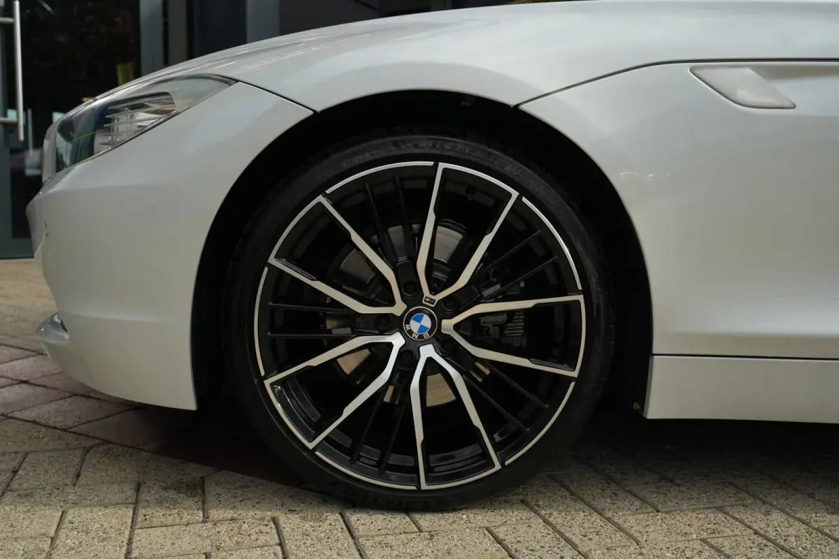 | 245 PK | Nieuwe Motor | Bi-xenon | 19" velgen | Leder | PDC | NAV | Stoelverwarming | BMW Z4 Roadster sDrive28i Executive met 245 PK en een 2.0-liter viercilinder benzinemotor, voorzien va