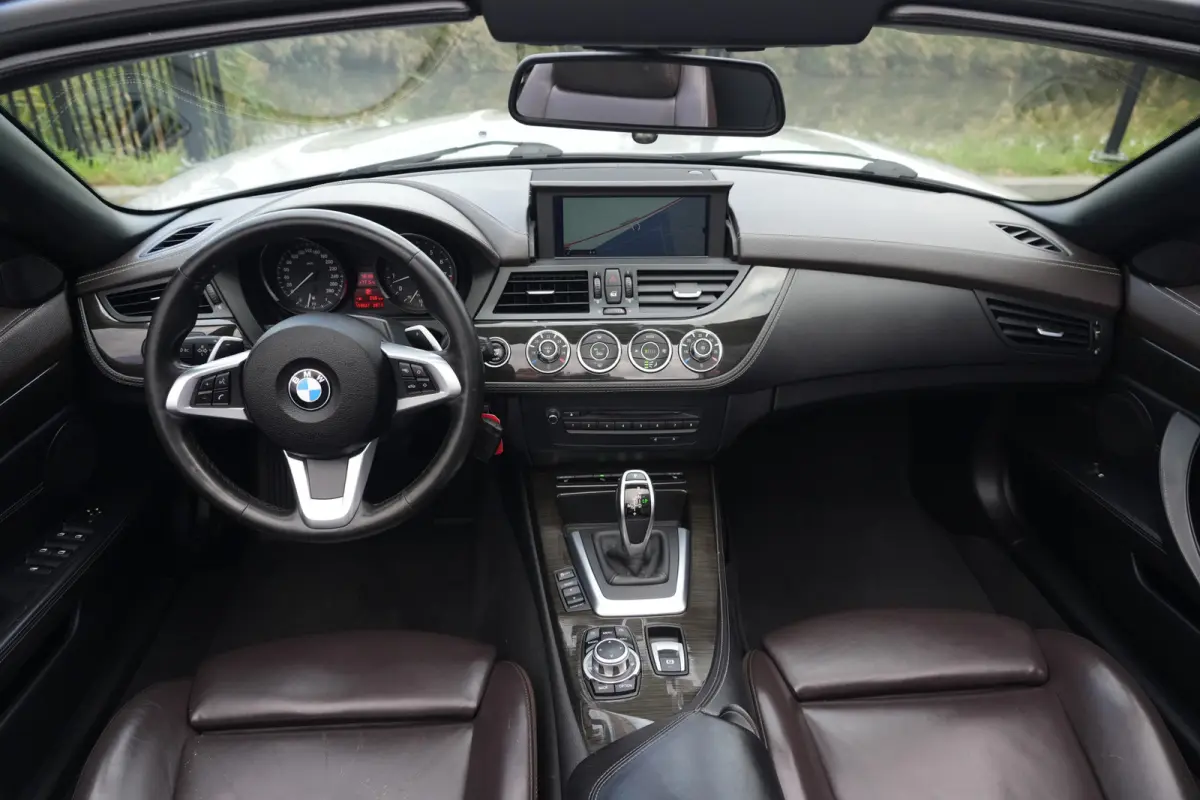 | 245 PK | Nieuwe Motor | Bi-xenon | 19" velgen | Leder | PDC | NAV | Stoelverwarming | BMW Z4 Roadster sDrive28i Executive met 245 PK en een 2.0-liter viercilinder benzinemotor, voorzien va