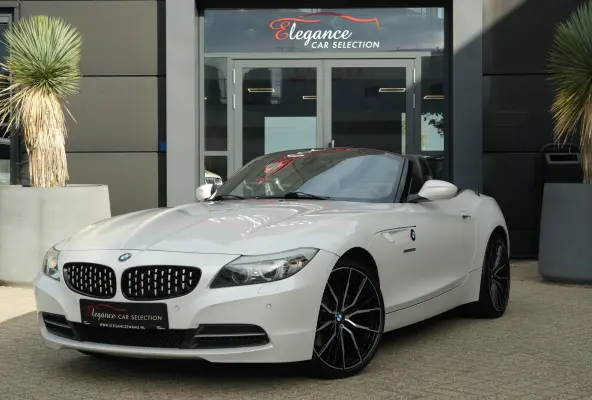 | 245 PK | Nieuwe Motor | Bi-xenon | 19" velgen | Leder | PDC | NAV | Stoelverwarming | BMW Z4 Roadster sDrive28i Executive met 245 PK en een 2.0-liter viercilinder benzinemotor, voorzien va