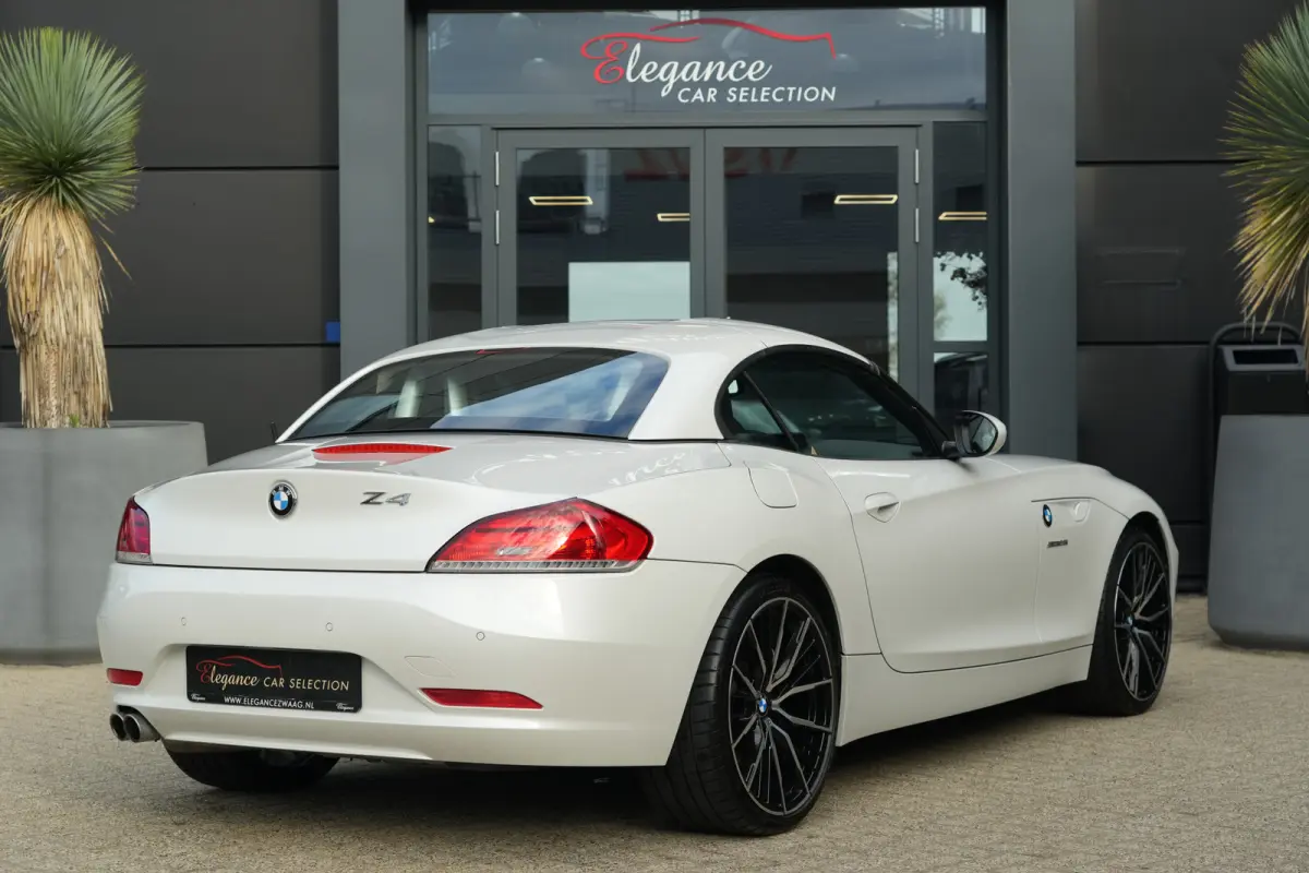 | 245 PK | Nieuwe Motor | Bi-xenon | 19" velgen | Leder | PDC | NAV | Stoelverwarming | BMW Z4 Roadster sDrive28i Executive met 245 PK en een 2.0-liter viercilinder benzinemotor, voorzien va