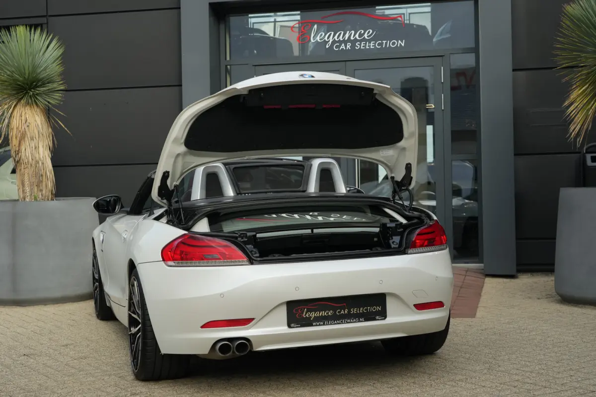 | 245 PK | Nieuwe Motor | Bi-xenon | 19" velgen | Leder | PDC | NAV | Stoelverwarming | BMW Z4 Roadster sDrive28i Executive met 245 PK en een 2.0-liter viercilinder benzinemotor, voorzien va