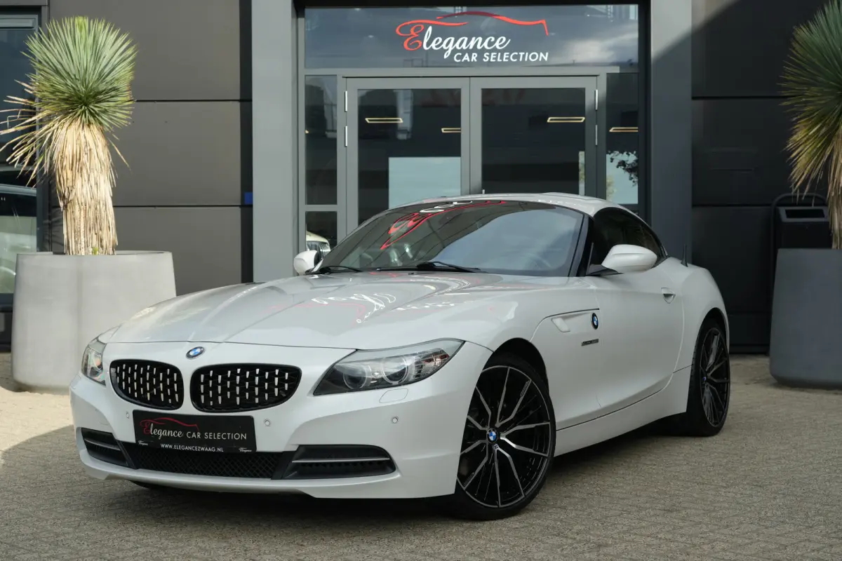 | 245 PK | Nieuwe Motor | Bi-xenon | 19" velgen | Leder | PDC | NAV | Stoelverwarming | BMW Z4 Roadster sDrive28i Executive met 245 PK en een 2.0-liter viercilinder benzinemotor, voorzien va