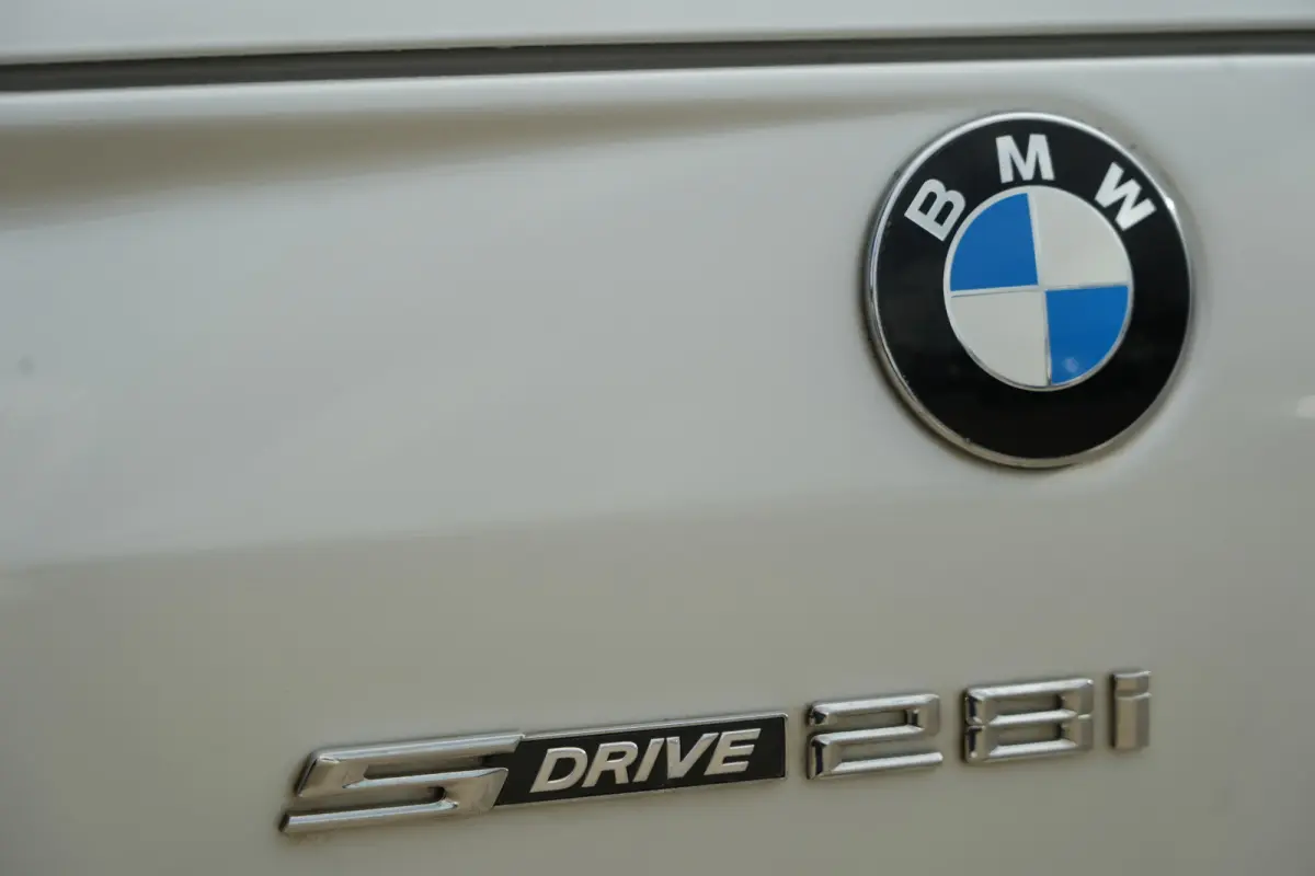 | 245 PK | Nieuwe Motor | Bi-xenon | 19" velgen | Leder | PDC | NAV | Stoelverwarming | BMW Z4 Roadster sDrive28i Executive met 245 PK en een 2.0-liter viercilinder benzinemotor, voorzien va