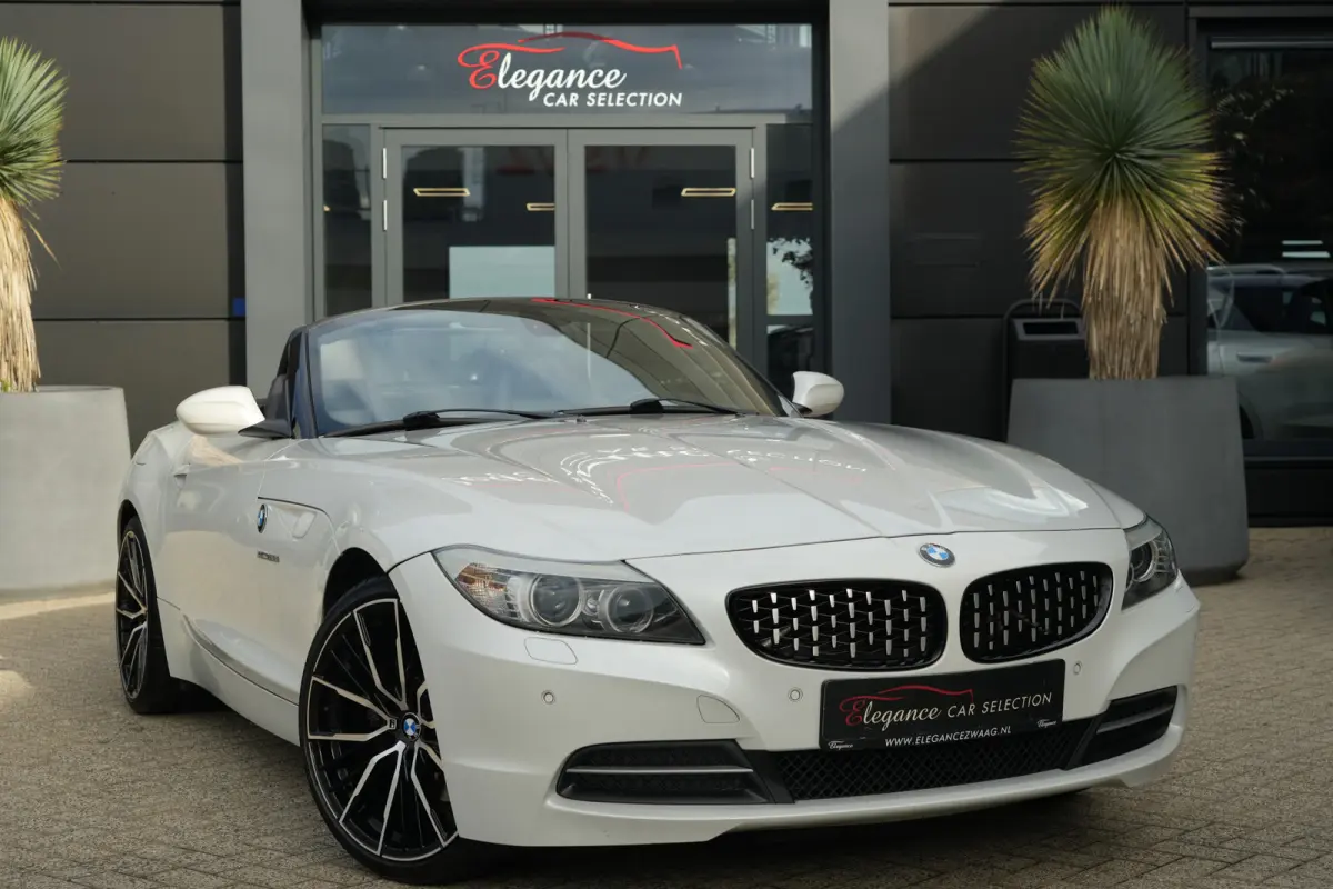 | 245 PK | Nieuwe Motor | Bi-xenon | 19" velgen | Leder | PDC | NAV | Stoelverwarming | BMW Z4 Roadster sDrive28i Executive met 245 PK en een 2.0-liter viercilinder benzinemotor, voorzien va