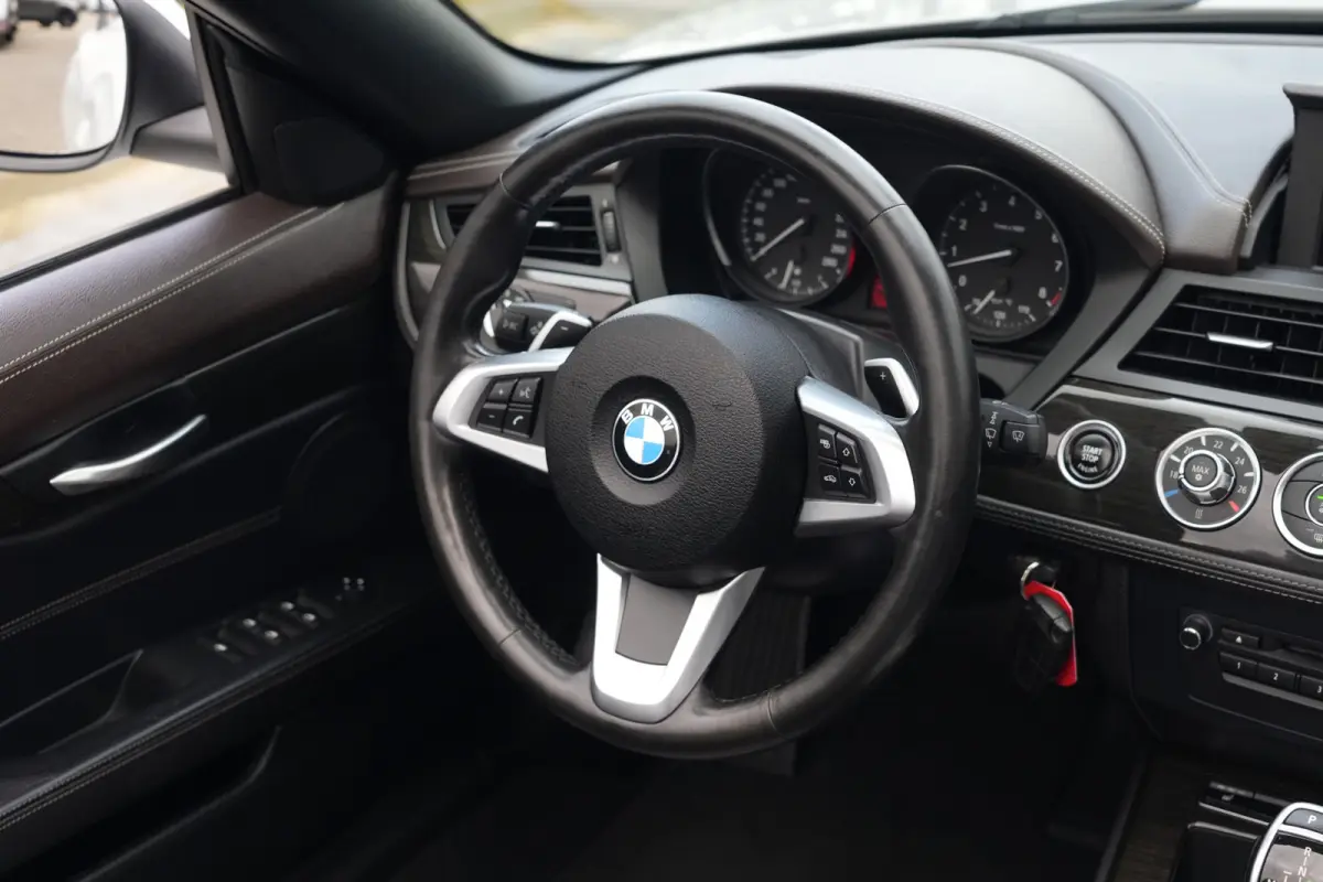 | 245 PK | Nieuwe Motor | Bi-xenon | 19" velgen | Leder | PDC | NAV | Stoelverwarming | BMW Z4 Roadster sDrive28i Executive met 245 PK en een 2.0-liter viercilinder benzinemotor, voorzien va