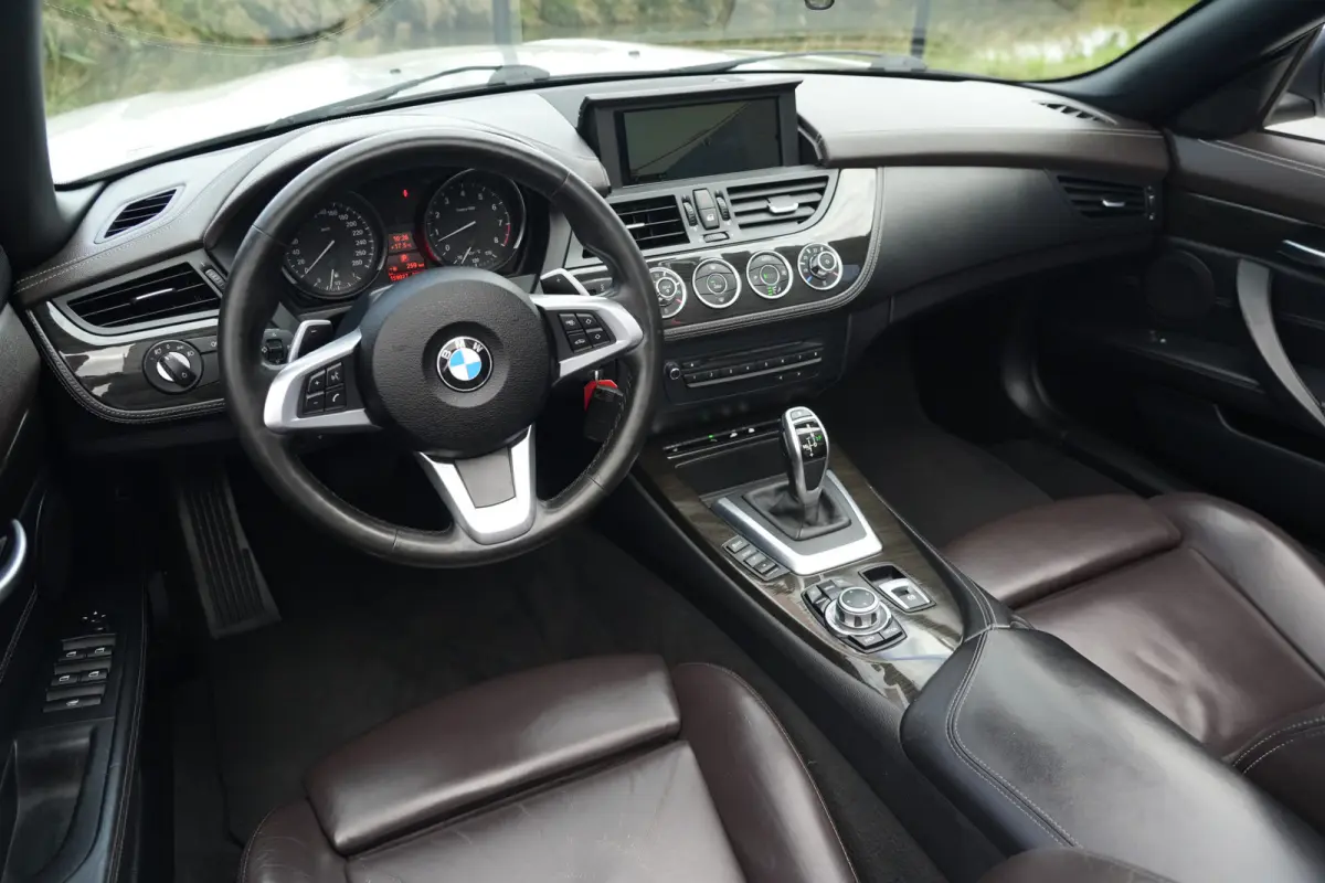 | 245 PK | Nieuwe Motor | Bi-xenon | 19" velgen | Leder | PDC | NAV | Stoelverwarming | BMW Z4 Roadster sDrive28i Executive met 245 PK en een 2.0-liter viercilinder benzinemotor, voorzien va