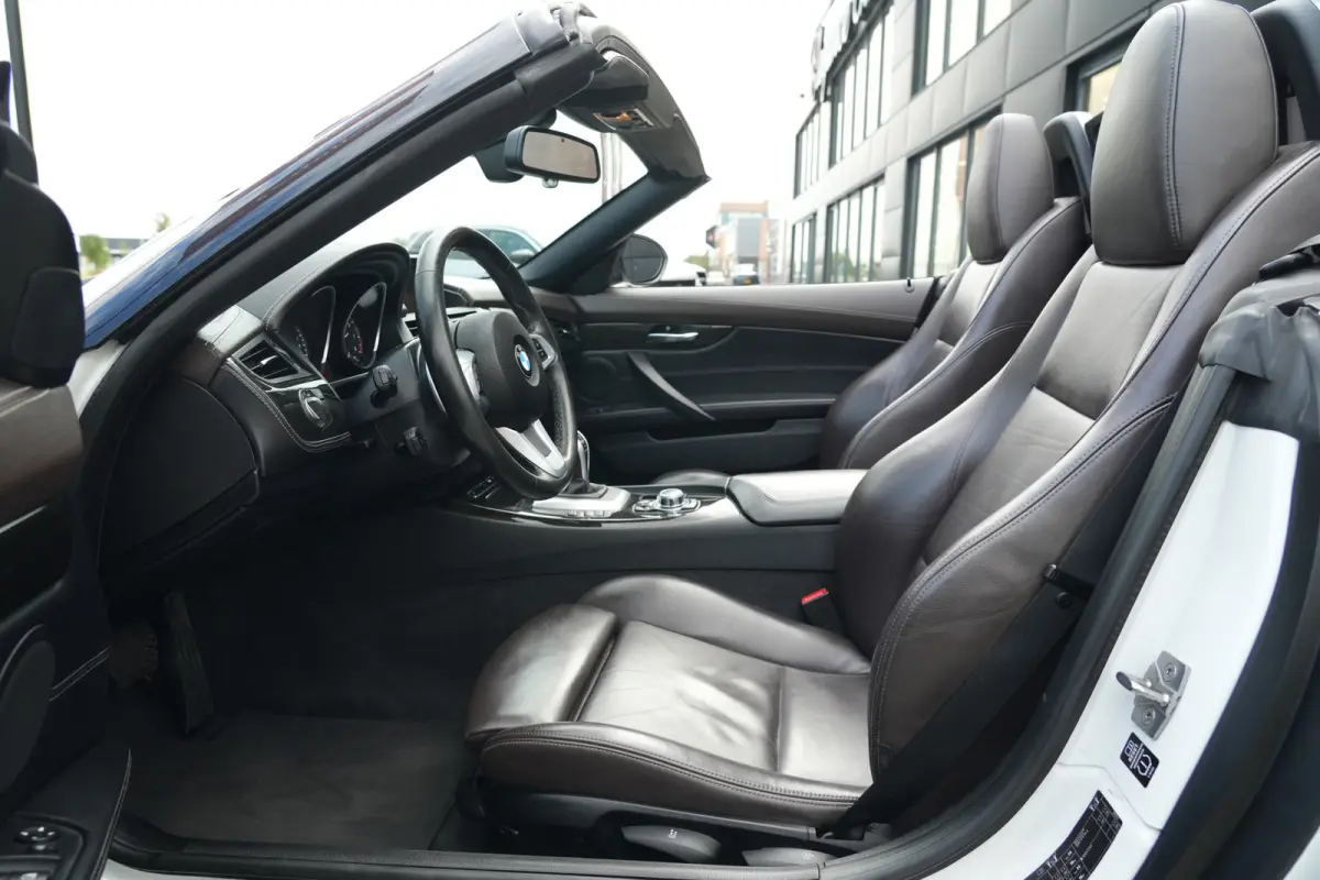 | 245 PK | Nieuwe Motor | Bi-xenon | 19" velgen | Leder | PDC | NAV | Stoelverwarming | BMW Z4 Roadster sDrive28i Executive met 245 PK en een 2.0-liter viercilinder benzinemotor, voorzien va