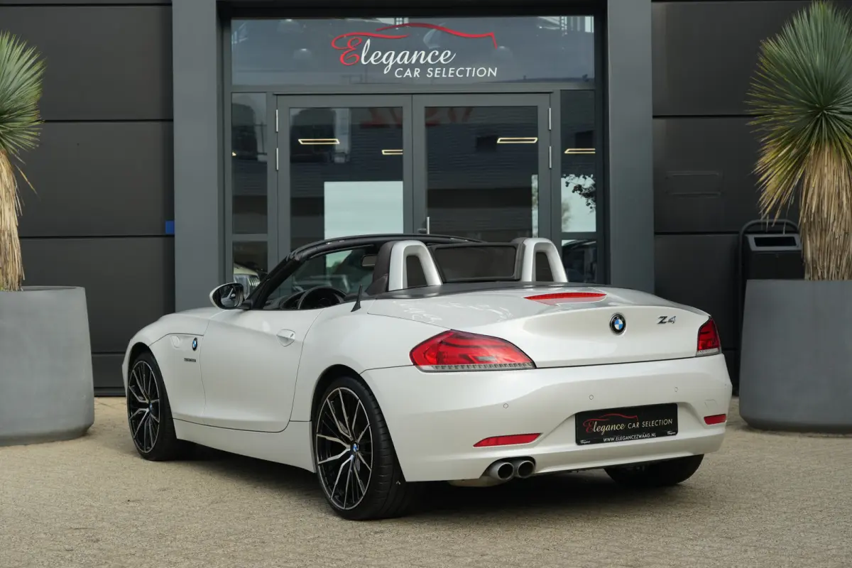 | 245 PK | Nieuwe Motor | Bi-xenon | 19" velgen | Leder | PDC | NAV | Stoelverwarming | BMW Z4 Roadster sDrive28i Executive met 245 PK en een 2.0-liter viercilinder benzinemotor, voorzien va