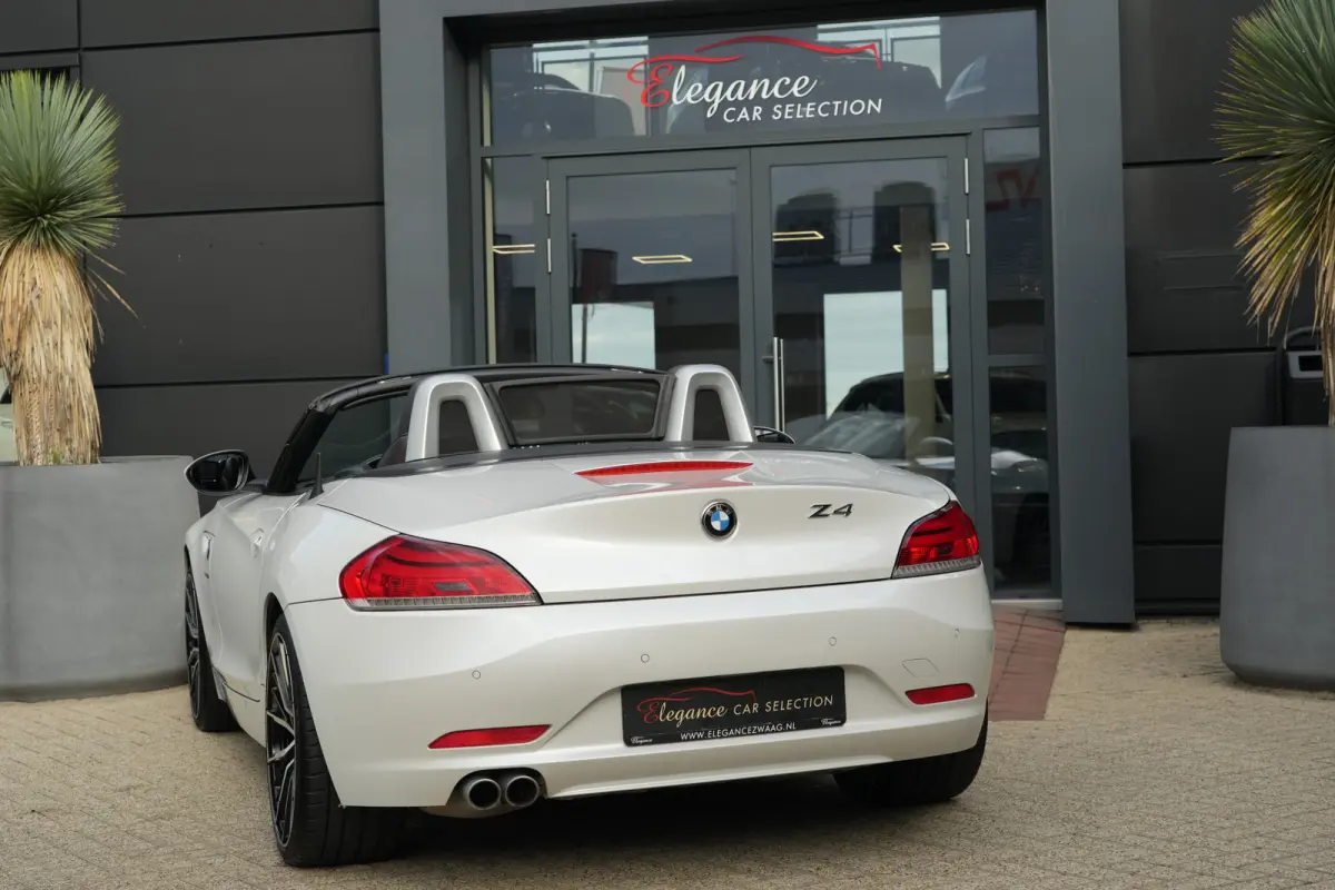 | 245 PK | Nieuwe Motor | Bi-xenon | 19" velgen | Leder | PDC | NAV | Stoelverwarming | BMW Z4 Roadster sDrive28i Executive met 245 PK en een 2.0-liter viercilinder benzinemotor, voorzien va