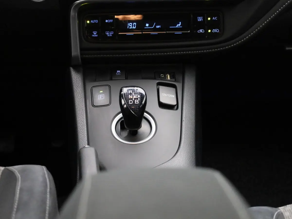 1.8 Hybrid Black Edition | Achteruitrijcamera | Climate Control | Sportstoelen |