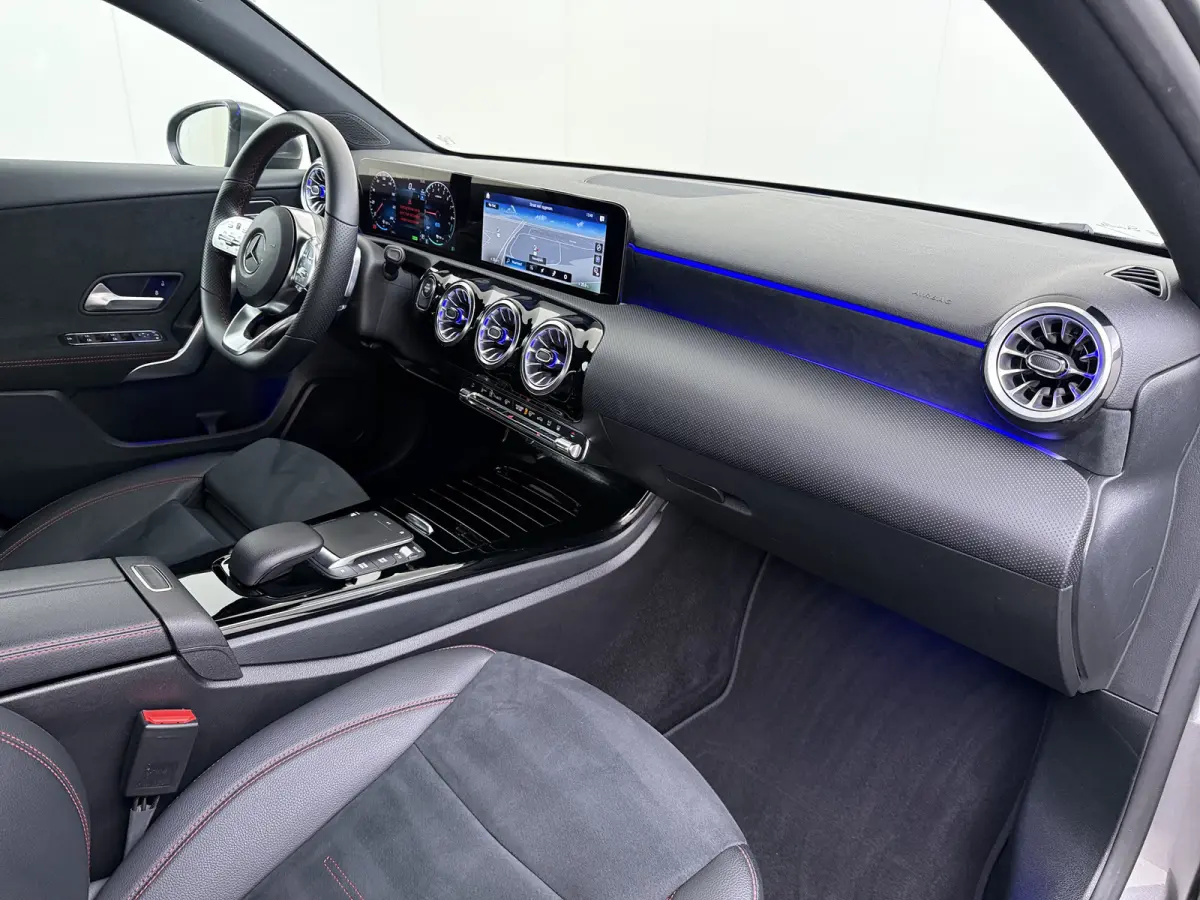 250e AMG // Camera // Keyless Entry // Sfeerverlichting // Wide Screen // Cruise Controle //