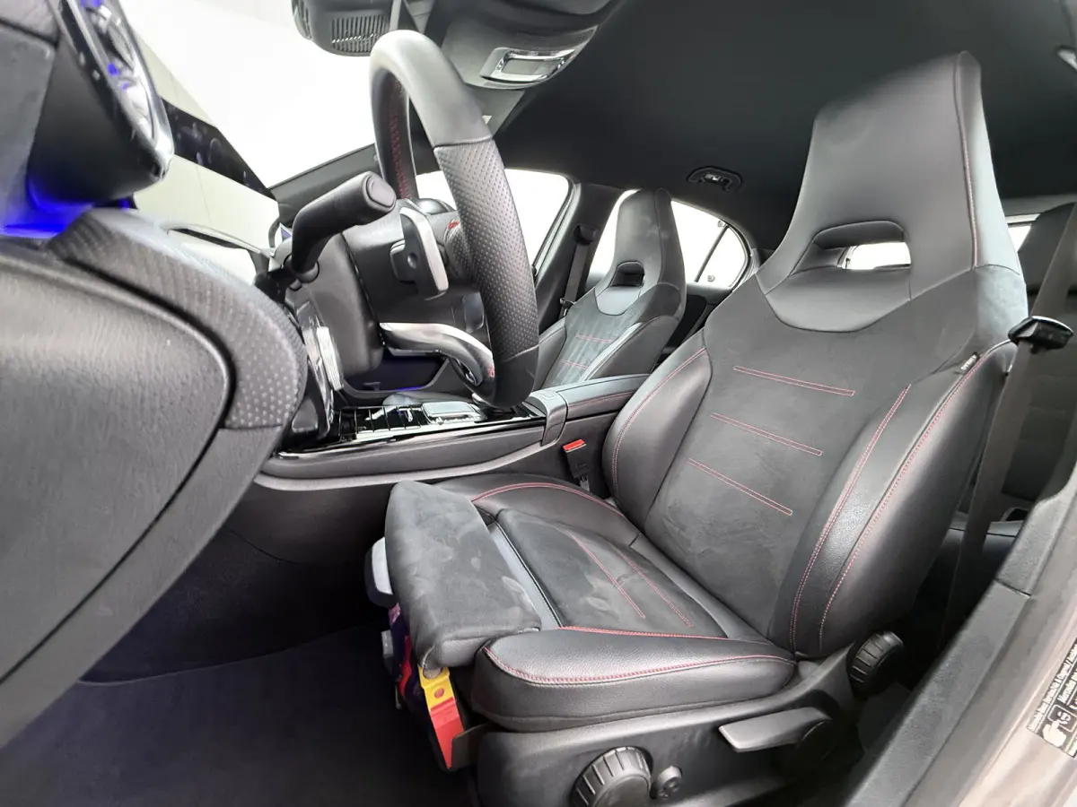 250e AMG // Camera // Keyless Entry // Sfeerverlichting // Wide Screen // Cruise Controle //