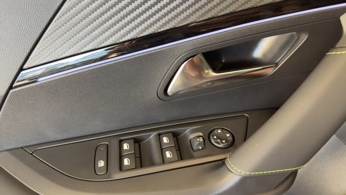 GT | Camera voor & achter | Apple Carplay / Android Auto | Dode hoek detectie | Elektrisch verstelbare bestuurdersstoel | | Active Safety Brake met camera en radar (automatisch noodremsystee