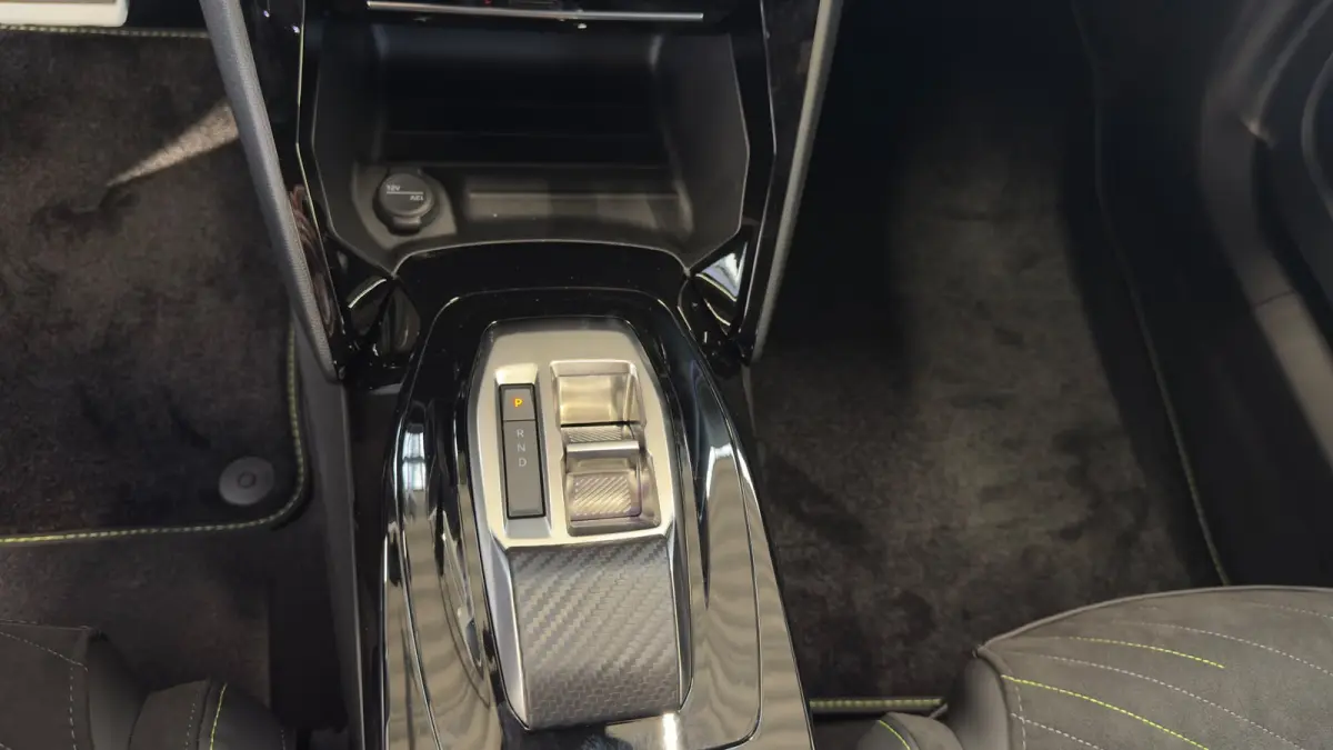 GT | Camera voor & achter | Apple Carplay / Android Auto | Dode hoek detectie | Elektrisch verstelbare bestuurdersstoel | | Active Safety Brake met camera en radar (automatisch noodremsystee