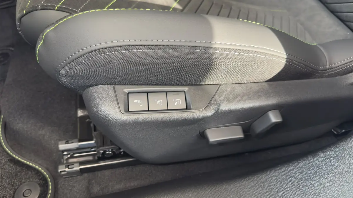 GT | Camera voor & achter | Apple Carplay / Android Auto | Dode hoek detectie | Elektrisch verstelbare bestuurdersstoel | | Active Safety Brake met camera en radar (automatisch noodremsystee