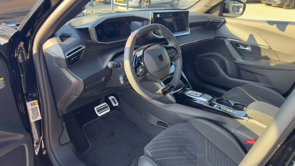 GT | Camera voor & achter | Apple Carplay / Android Auto | Dode hoek detectie | Elektrisch verstelbare bestuurdersstoel | | Active Safety Brake met camera en radar (automatisch noodremsystee