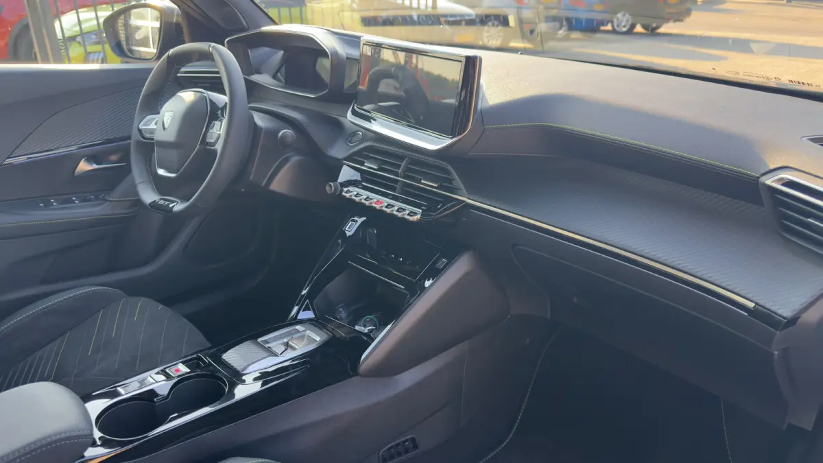 GT | Camera voor & achter | Apple Carplay / Android Auto | Dode hoek detectie | Elektrisch verstelbare bestuurdersstoel | | Active Safety Brake met camera en radar (automatisch noodremsystee