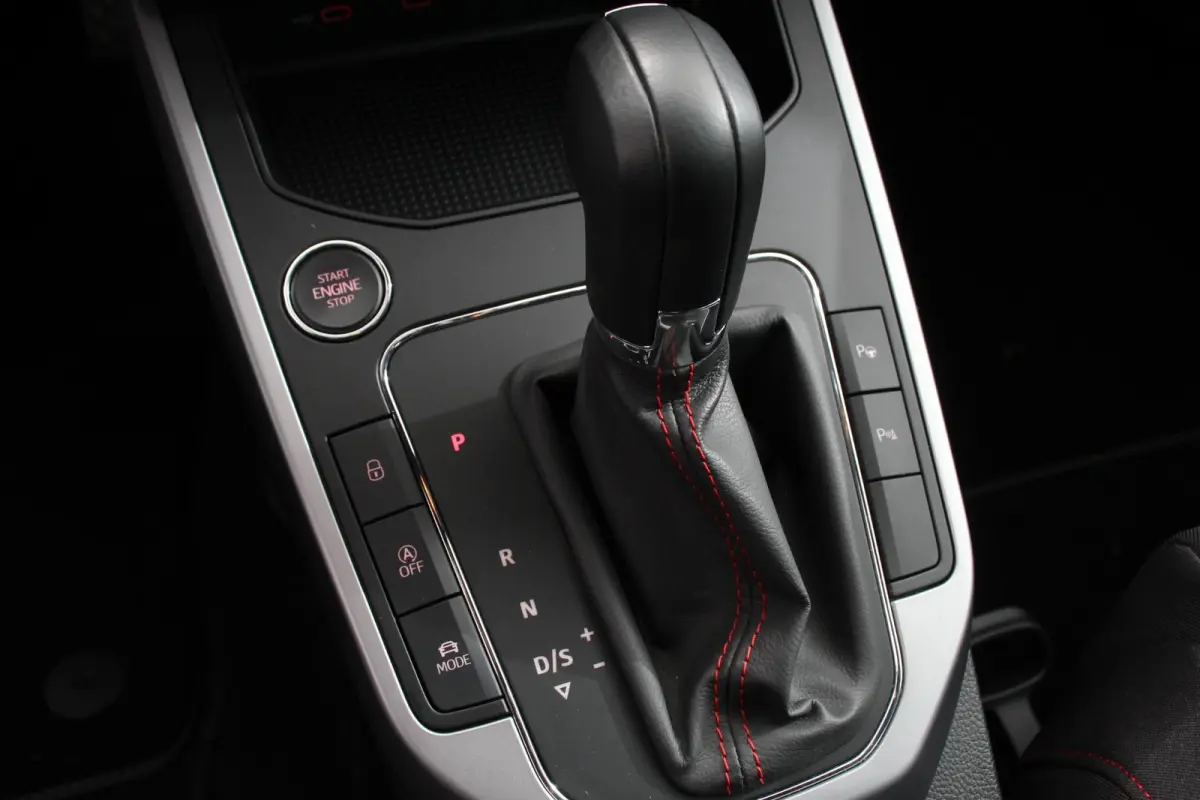 1.0 TSI 110 pk DSG FR Tech Parkeersensoren Camera Adaptieve Cruise Control Stoelverwarming Dodehoek Assistent Getinte ramen LED-verlichting voor