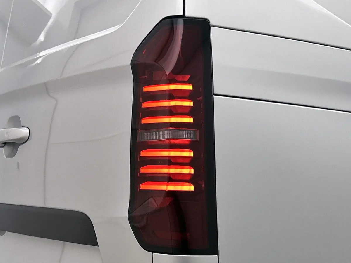 2.5 eHybrid L2H1 Style 233 PK | Automaat | Airco | Navigatie | Camera | Parkeerhulp voor + achter | Multifunctioneel stuur | App-Connect | Adaptieve Cruise Control |