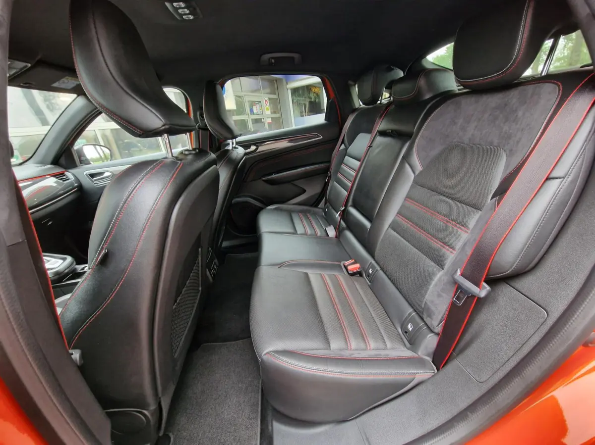 1.6 E-Tech Hybrid 145 R.S. Line|Bose|Carbon|18-inch|LED|Carplay|Camera|ACC|Stoelverwarming|Leder|