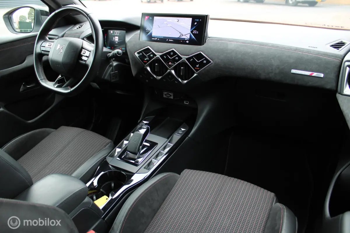 Performance Line 50 kWh, Alcantara Interieur + dashboard, Navi, App connect, Stoelverwarming, Sportstoelen, Donker glas, Cruise, Clima, Pdc + camera