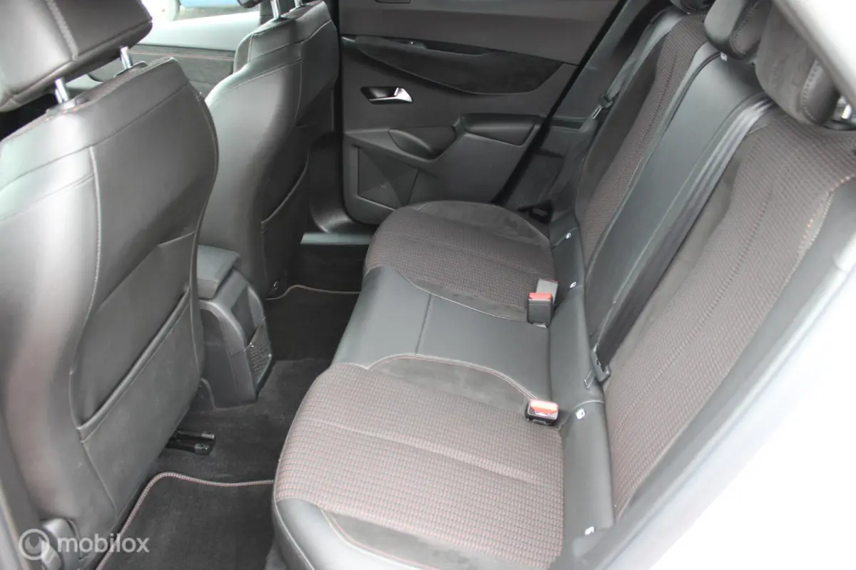 Performance Line 50 kWh, Alcantara Interieur + dashboard, Navi, App connect, Stoelverwarming, Sportstoelen, Donker glas, Cruise, Clima, Pdc + camera