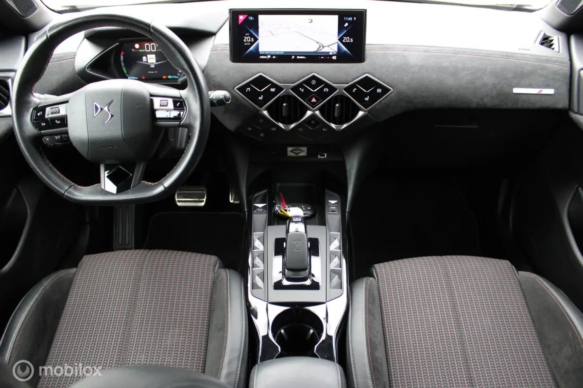 Performance Line 50 kWh, Alcantara Interieur + dashboard, Navi, App connect, Stoelverwarming, Sportstoelen, Donker glas, Cruise, Clima, Pdc + camera