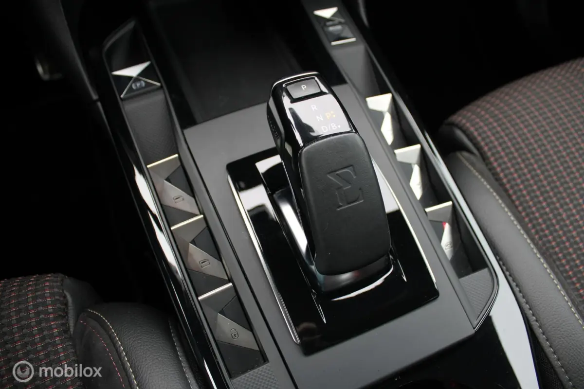 Performance Line 50 kWh, Alcantara Interieur + dashboard, Navi, App connect, Stoelverwarming, Sportstoelen, Donker glas, Cruise, Clima, Pdc + camera