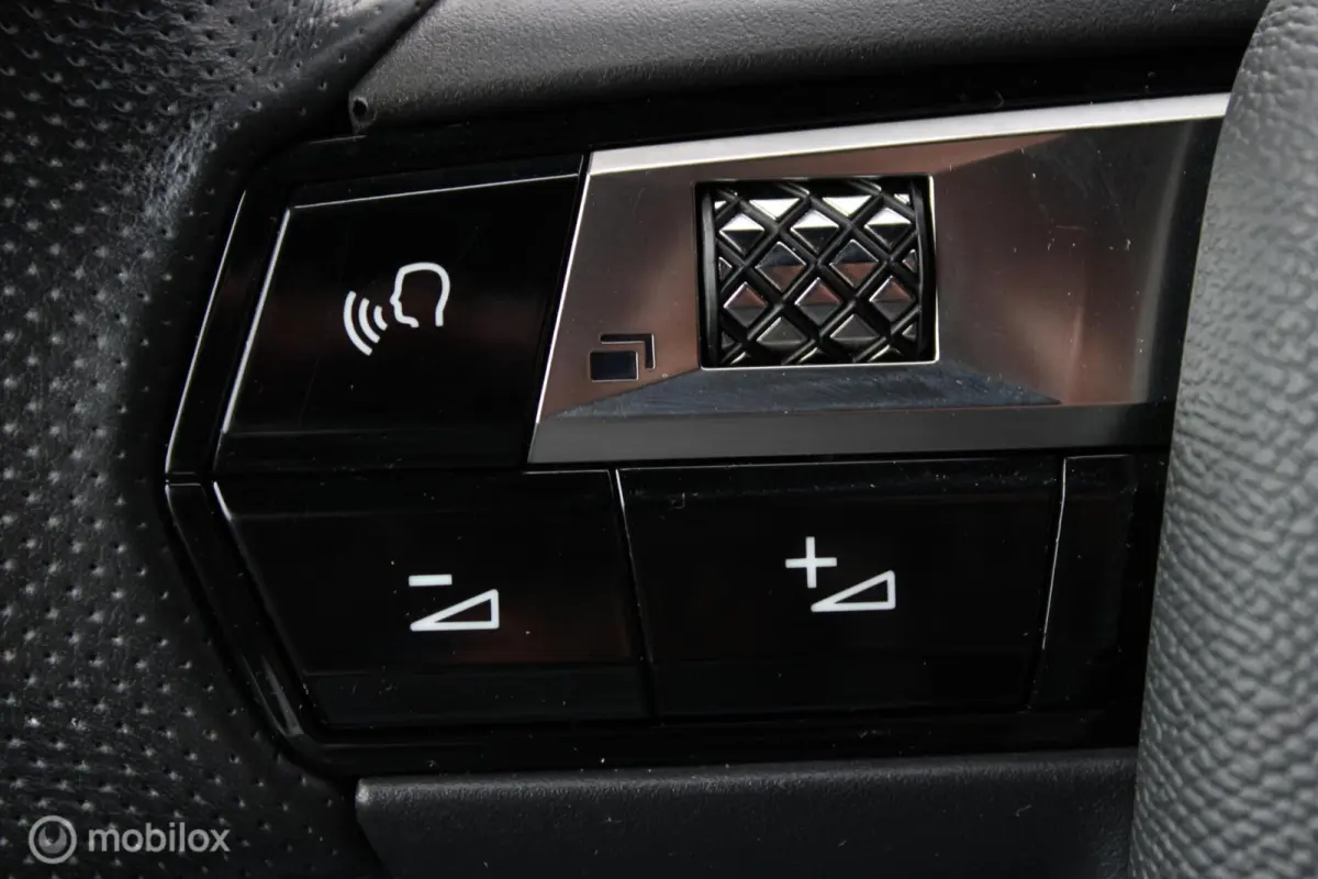 Performance Line 50 kWh, Alcantara Interieur + dashboard, Navi, App connect, Stoelverwarming, Sportstoelen, Donker glas, Cruise, Clima, Pdc + camera