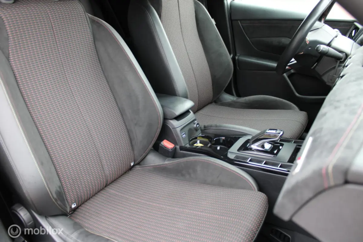 Performance Line 50 kWh, Alcantara Interieur + dashboard, Navi, App connect, Stoelverwarming, Sportstoelen, Donker glas, Cruise, Clima, Pdc + camera
