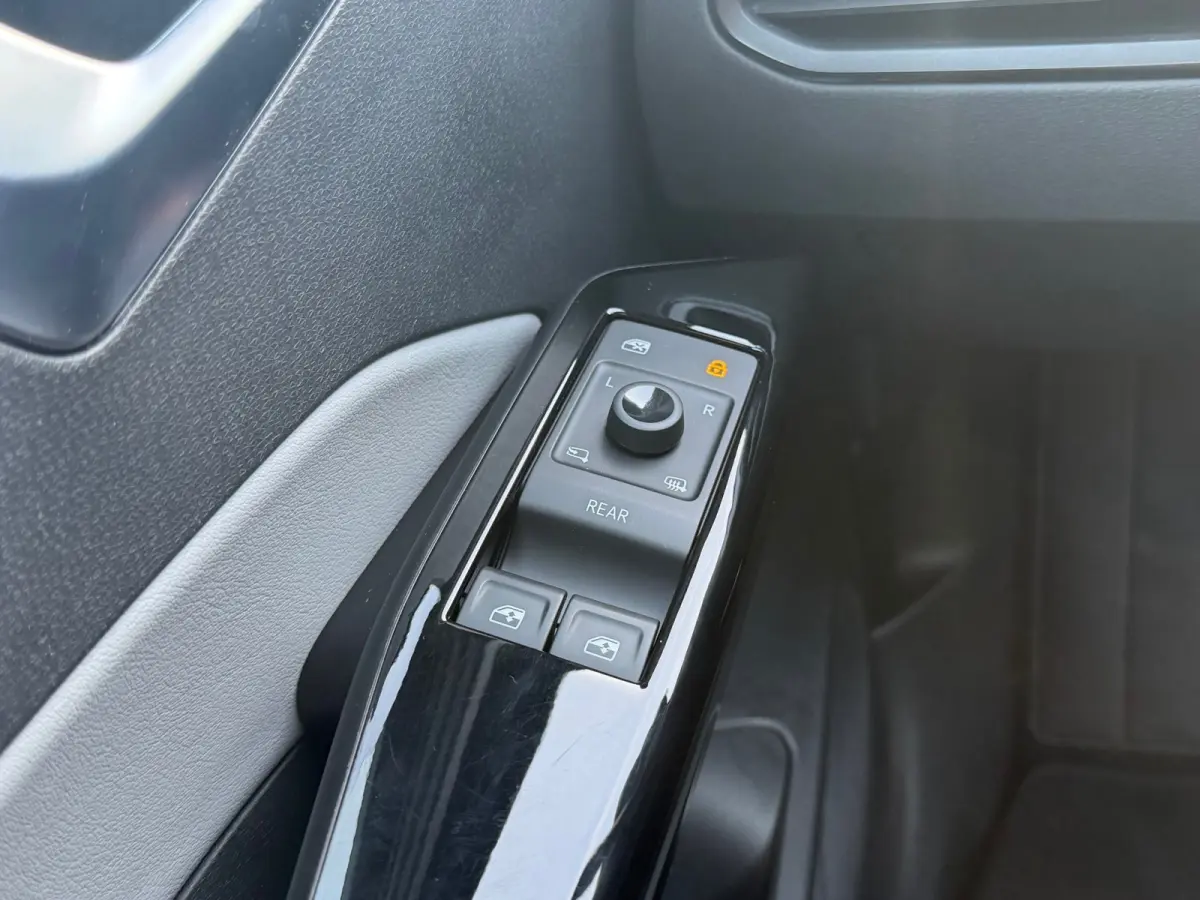 First Plus 58 kWh - Mangan Grey - Carplay/Camera/Adaptive
