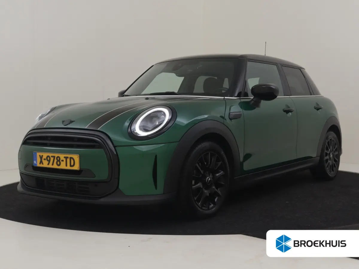 1.5 Cooper Camden Edition Automaat | Leder l Climate control | Cruise control | Navigatie | Parkeersensoren | App Connect | LED | DAB | 16"LMV