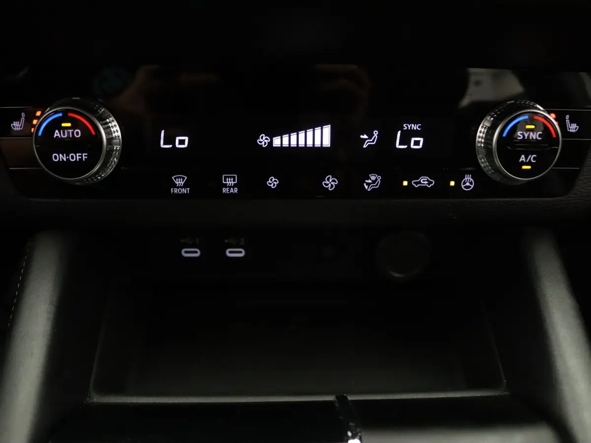 306pk PHEV First Edition Apple Carplay/Android Auto | Climate